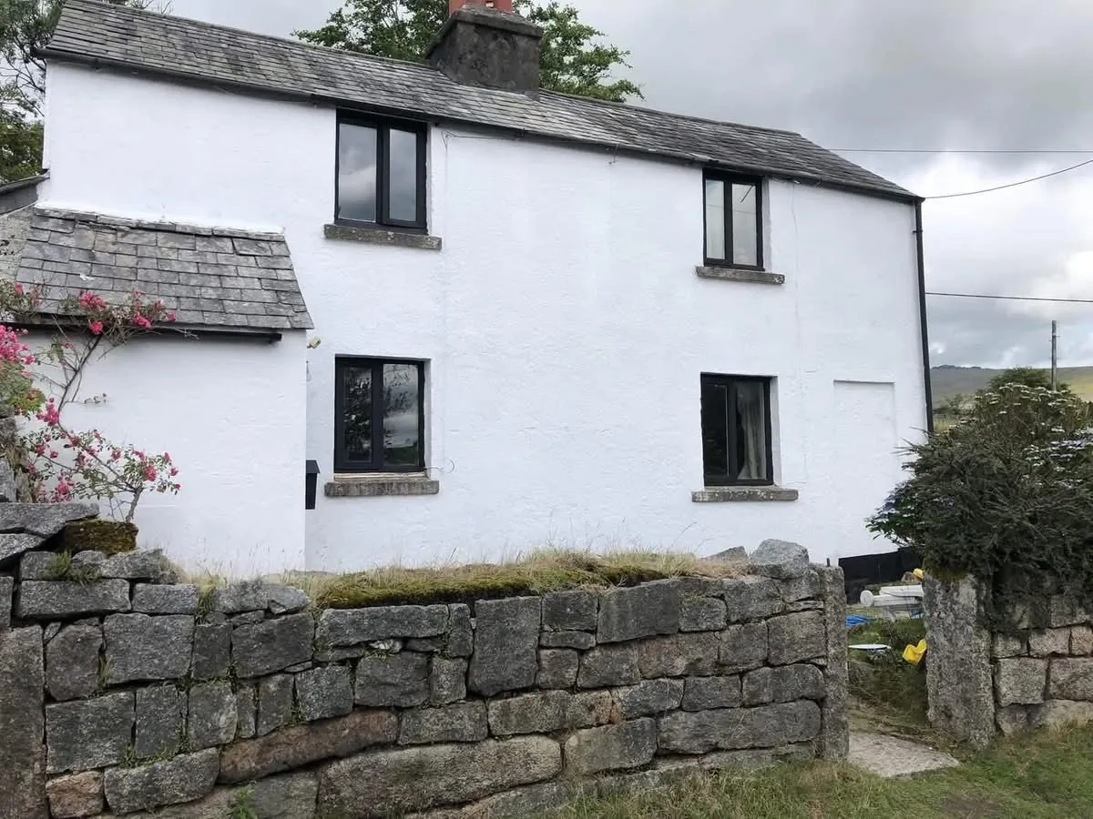 Render repair and exterior repaint of a cottage in Exeter